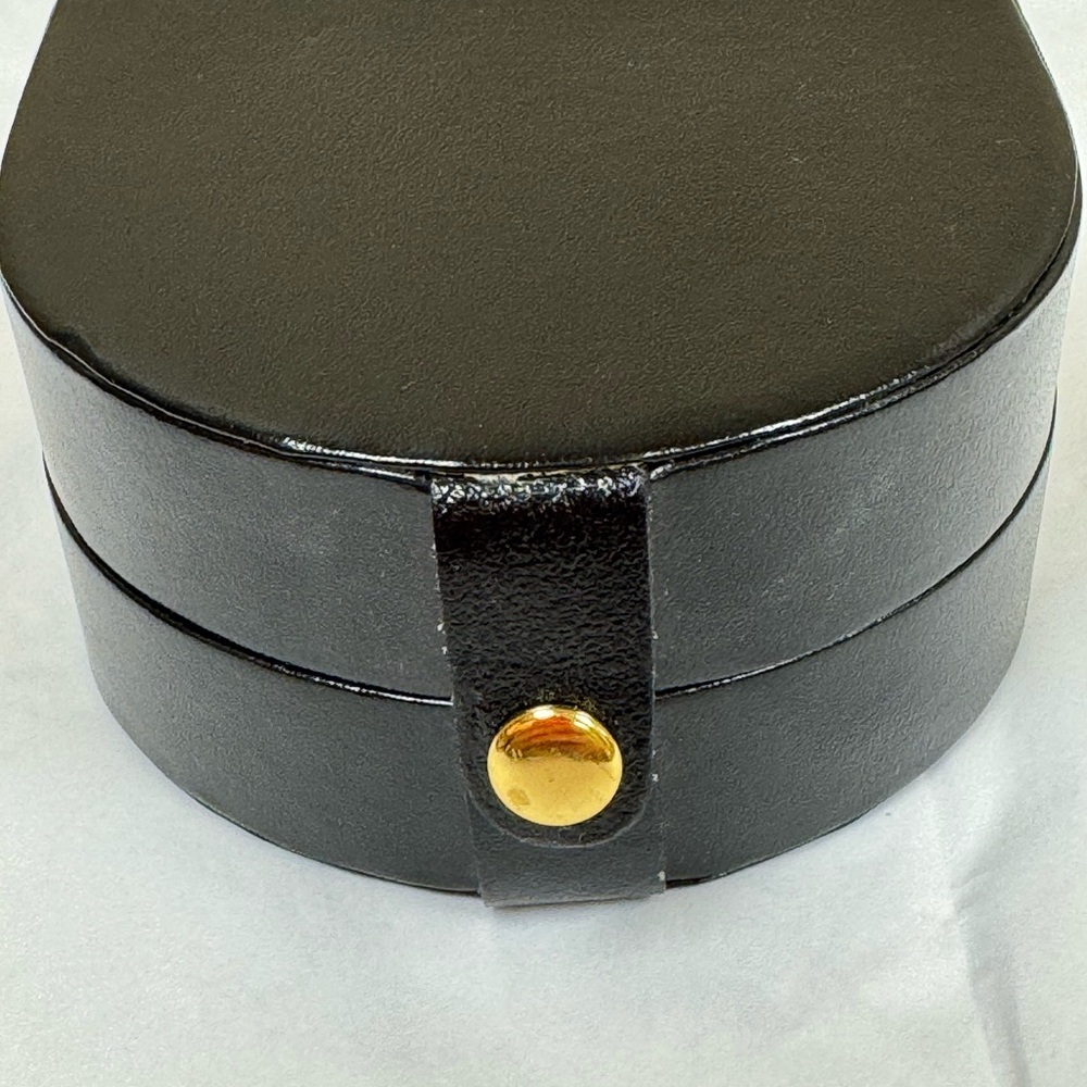 Wolf Heritage Oval Jewelry Zip Case, genuine leather. - Picture 11 of 14